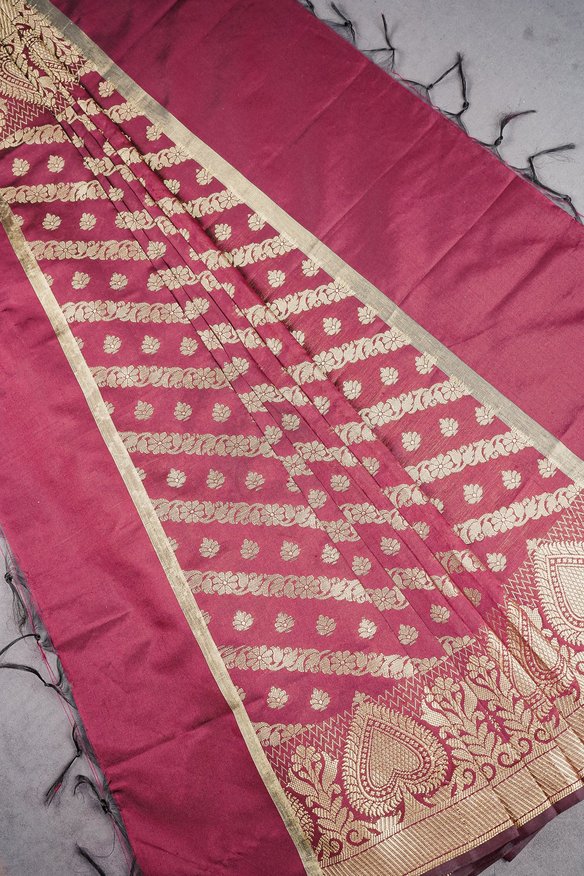Maroon-Banarasi-Brocade-Dupatta-With-All-Over-Zari-Handloom-12483-pleats-view