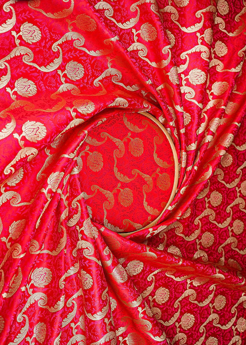 Red-Banarasi-Brocade-Fabric-With-All-Over-Thread-And-Zari-Handloom-21275-close-view