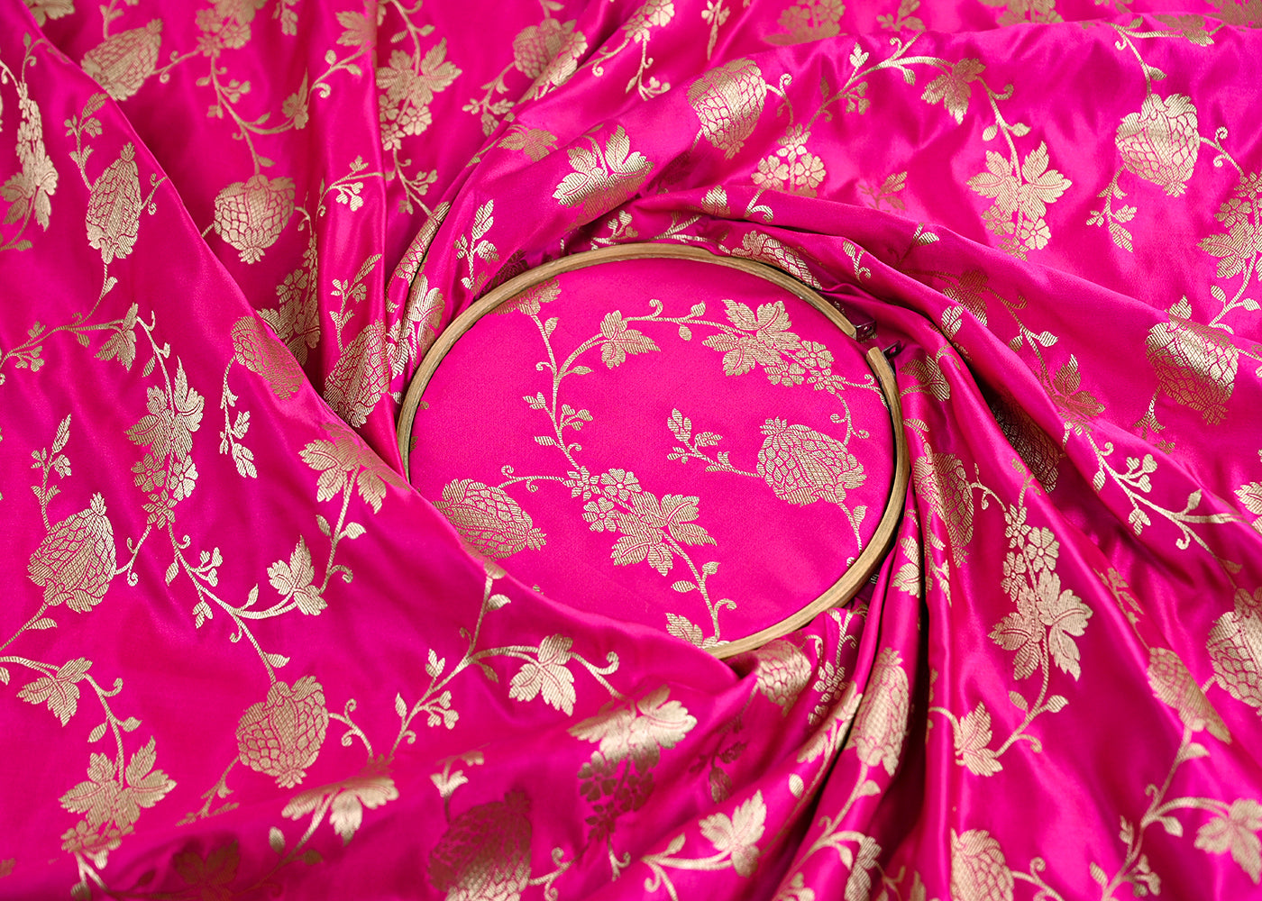 Magenta-Banarasi-Brocade-Fabric-With-All-Over-Zari-Handloom-22231-close-view