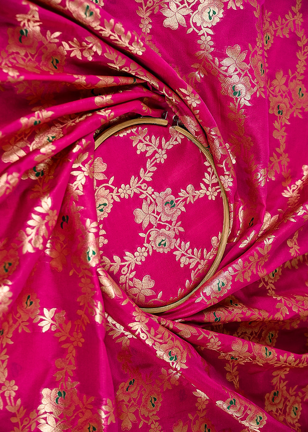 Magenta-Banarasi-Brocade-Fabric-With-All-Over-Thread-And-Zari-Handloom-22310-cose-view