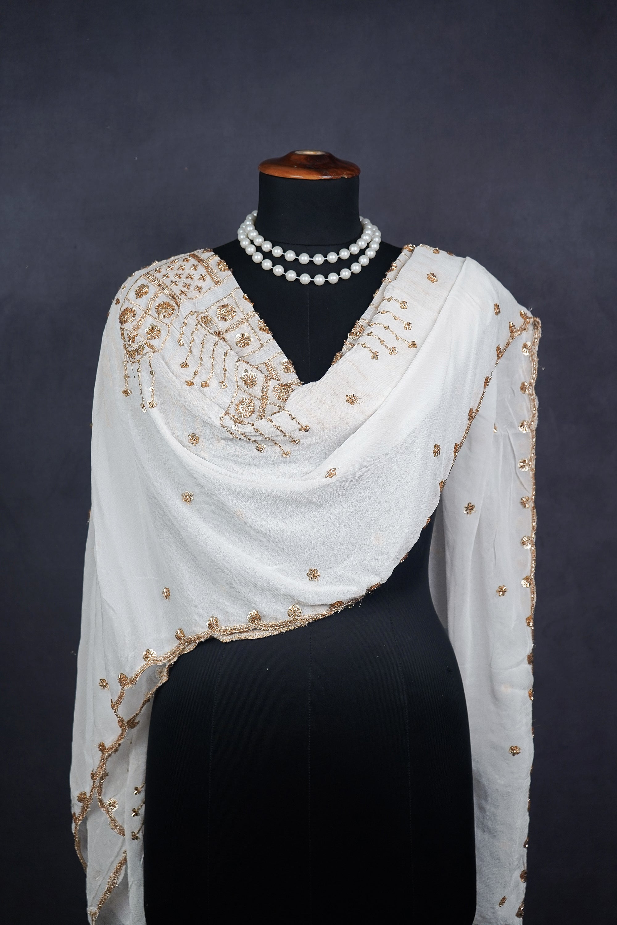 white-georgette-dupatta-with-all-over-sequins-bead-katdana-and-zari-work-23048-real-view