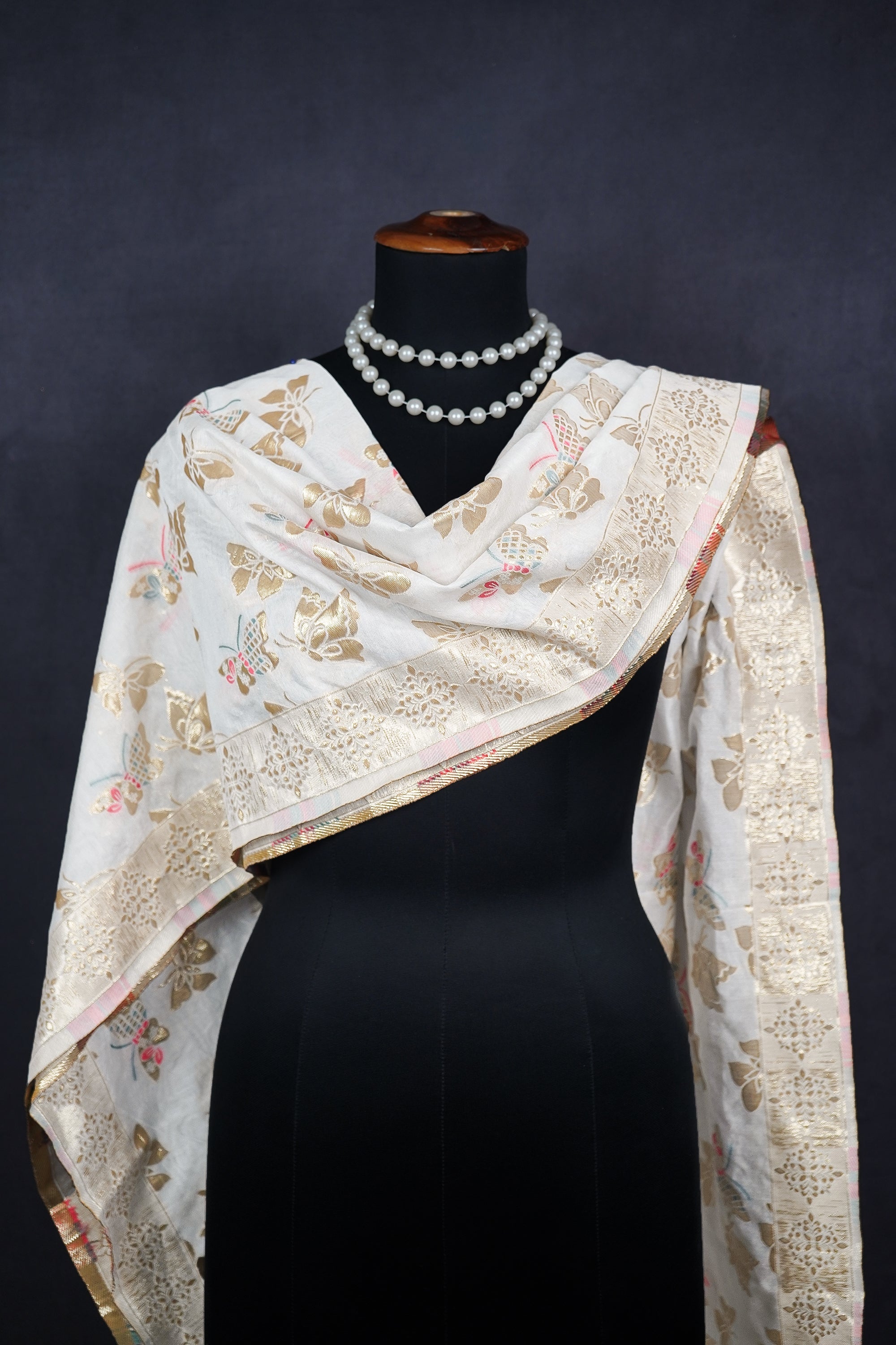 white-chanderi-dupatta-with-all-over-thread-and-zari-handloom-23107-real-view