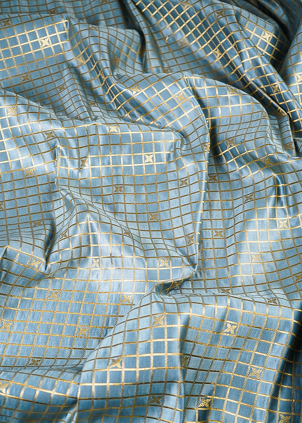 Grey-Banarasi-Brocade-Fabric-With-All-Over-Zari-Handloom-25249-flowy-view