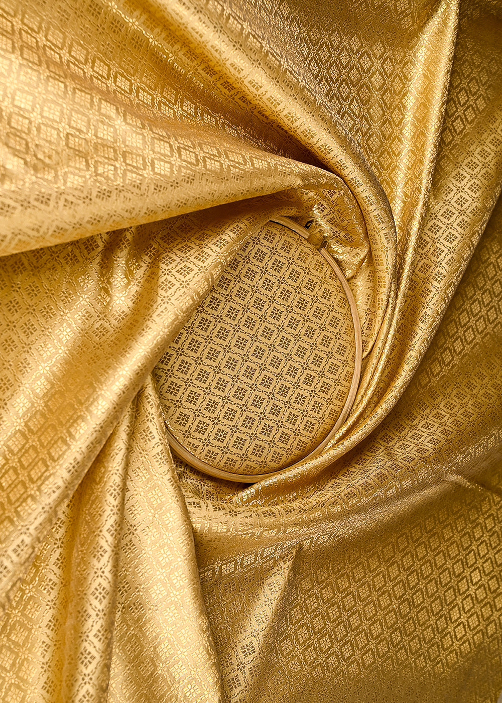 Golden-Banarasi-Brocade-Fabric-With-All-Over-Thread-And-Golden-Zari-Handloom-20146-close-view