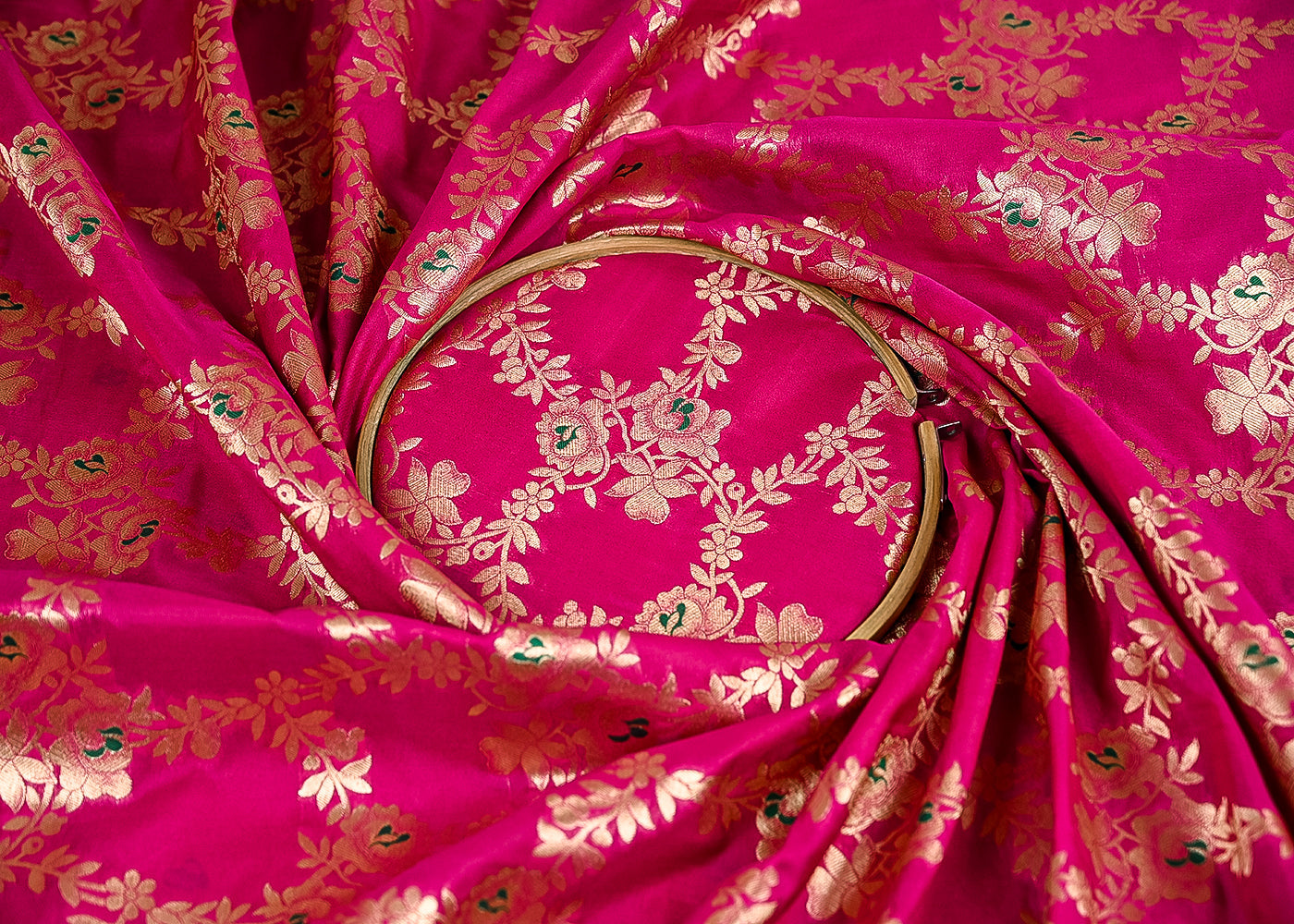 Magenta-Banarasi-Brocade-Fabric-With-All-Over-Thread-And-Zari-Handloom-22310-cose-view