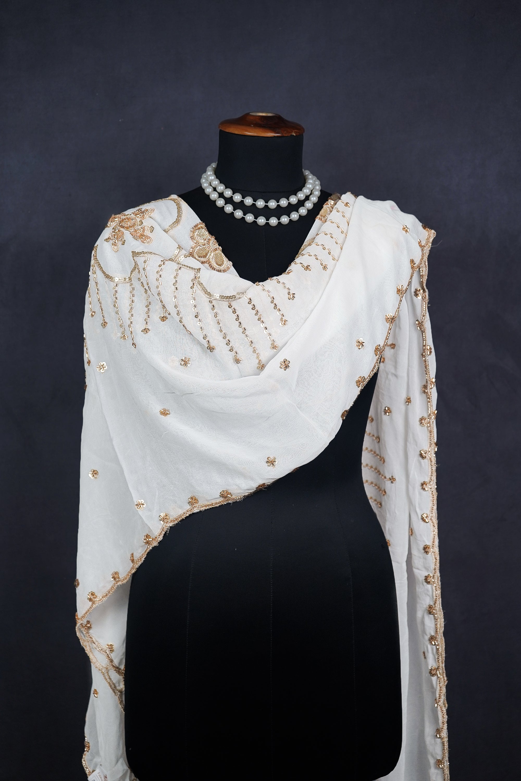 white-georgette-dupatta-with-all-over-katdana-bead-sequins-and-zari-work-with-scalloped-borders-23050-real-view