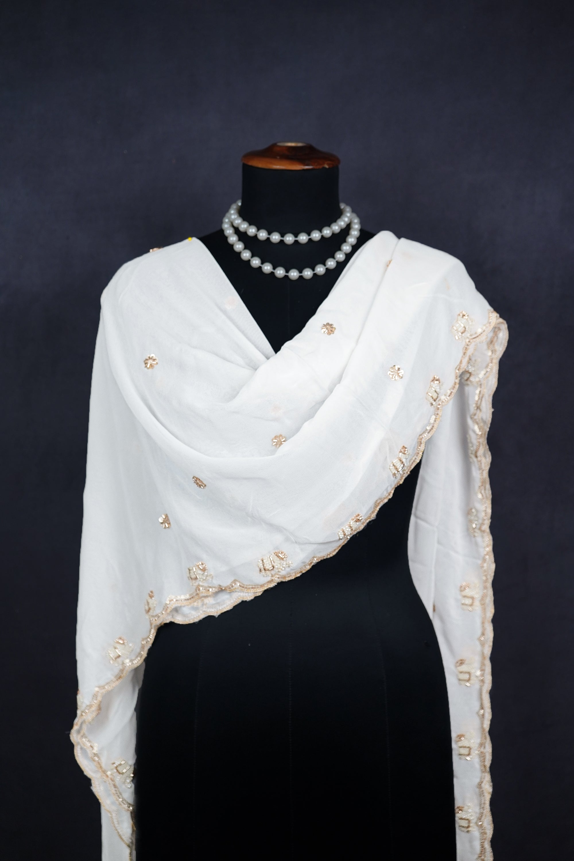 white-georgette-dupatta-with-all-over-sequins-bead-katdana-and-zari-work-23052-real-view